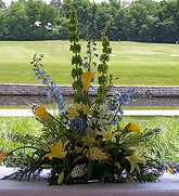 Banquet table yellow bouquet