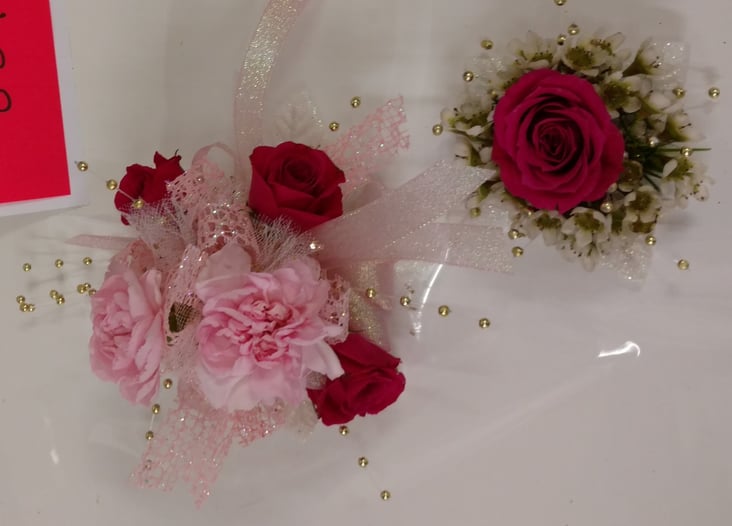 3 sweetheart rose 2 mini carnation wrist corsage & flower ring